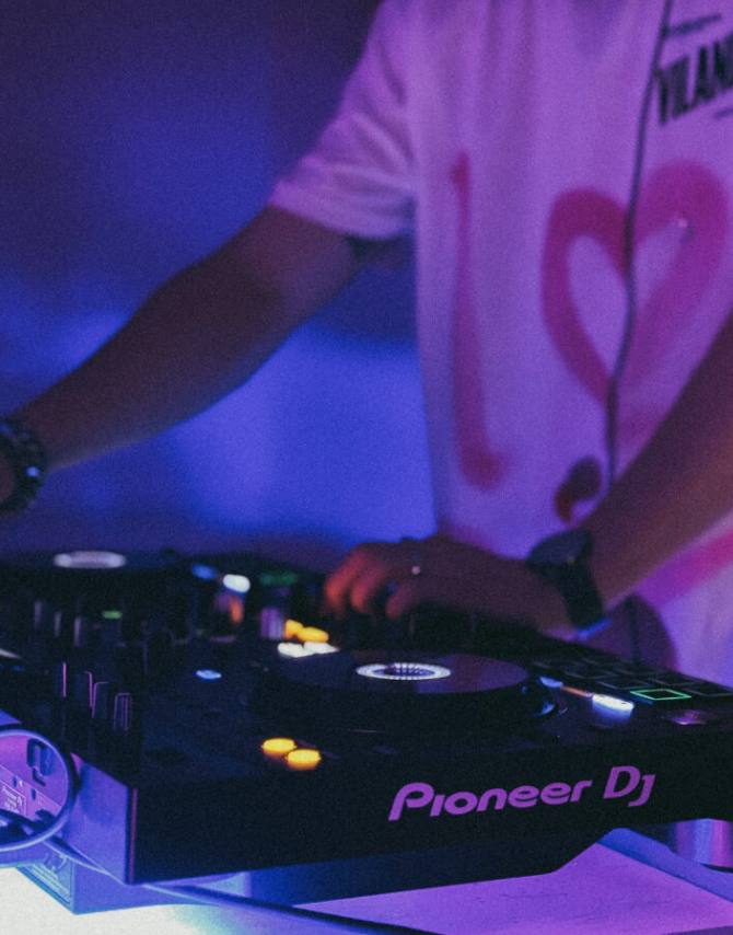 DJ
